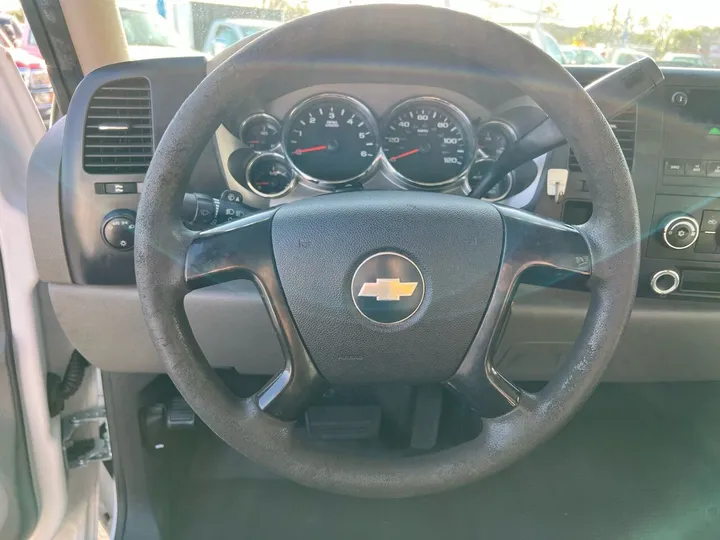 White, 2008 Chevrolet Silverado 2500HD Image 20