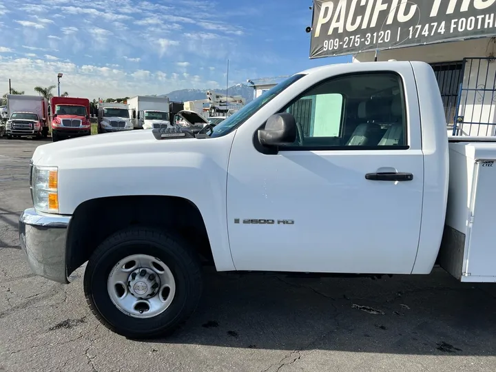 White, 2008 Chevrolet Silverado 2500HD Image 15