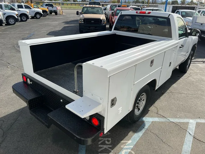 White, 2008 Chevrolet Silverado 2500HD Image 9