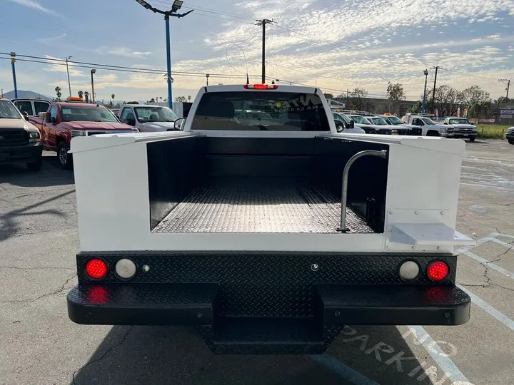 White, 2008 Chevrolet Silverado 2500HD Image 10