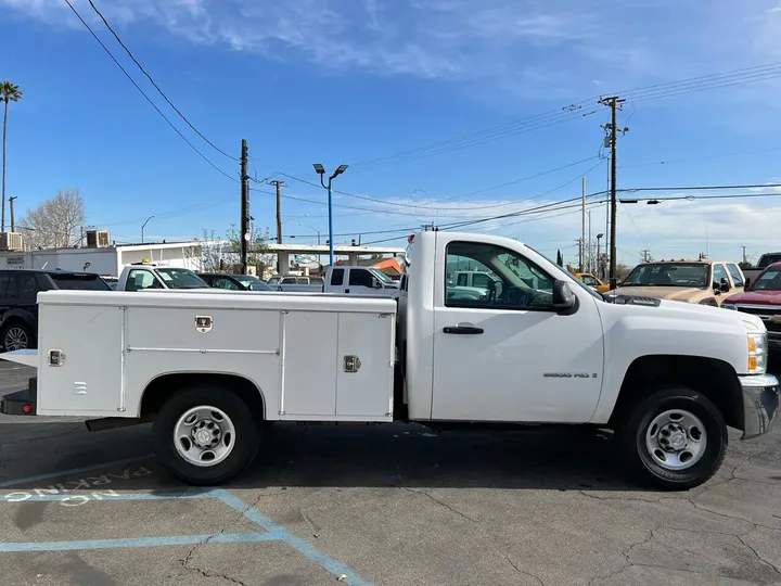 White, 2008 Chevrolet Silverado 2500HD Image 4