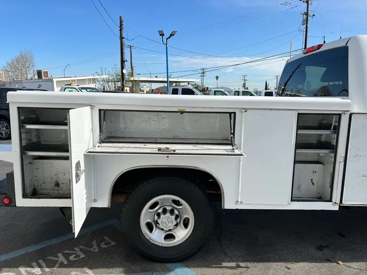 White, 2008 Chevrolet Silverado 2500HD Image 7