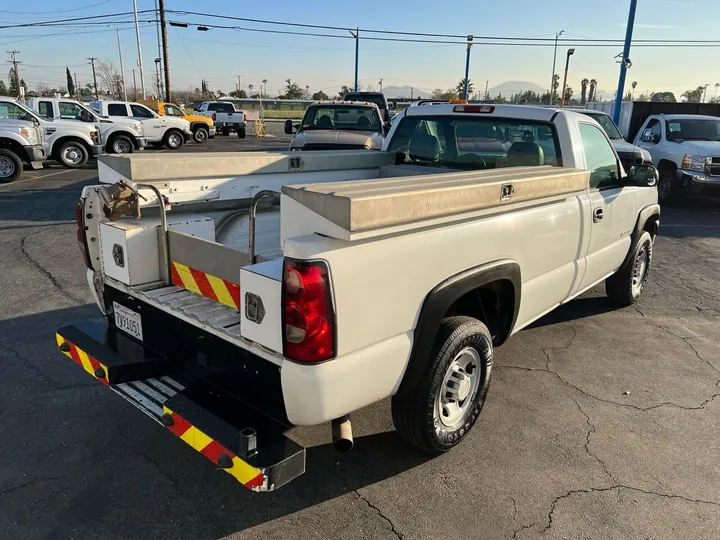 White, 2005 Chevrolet Silverado 2500HD Image 7