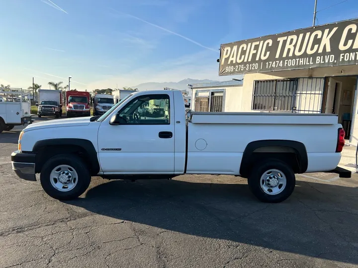 White, 2005 Chevrolet Silverado 2500HD Image 12