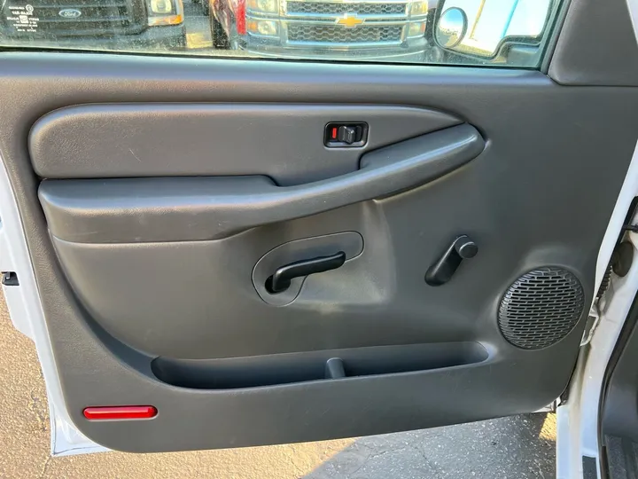 White, 2005 Chevrolet Silverado 2500HD Image 14