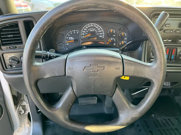 White, 2005 Chevrolet Silverado 2500HD Image 18