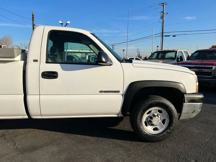 White, 2005 Chevrolet Silverado 2500HD Image 5