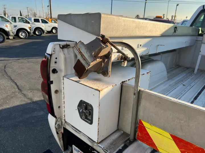 White, 2005 Chevrolet Silverado 2500HD Image 10