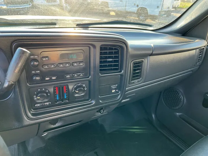 White, 2005 Chevrolet Silverado 2500HD Image 17