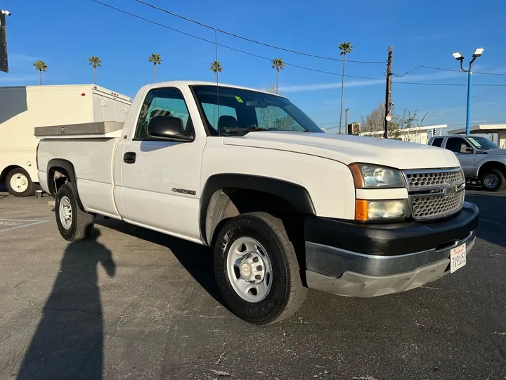 White, 2005 Chevrolet Silverado 2500HD Image 3