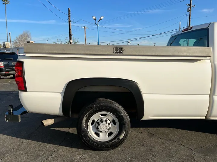 White, 2005 Chevrolet Silverado 2500HD Image 6