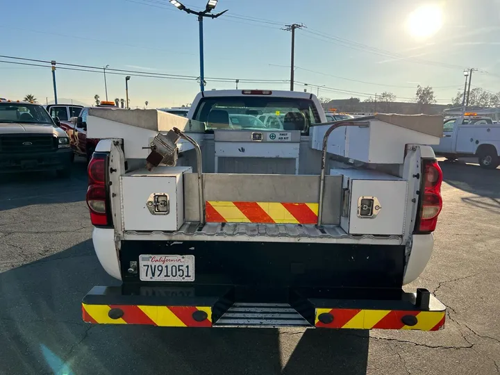 White, 2005 Chevrolet Silverado 2500HD Image 8