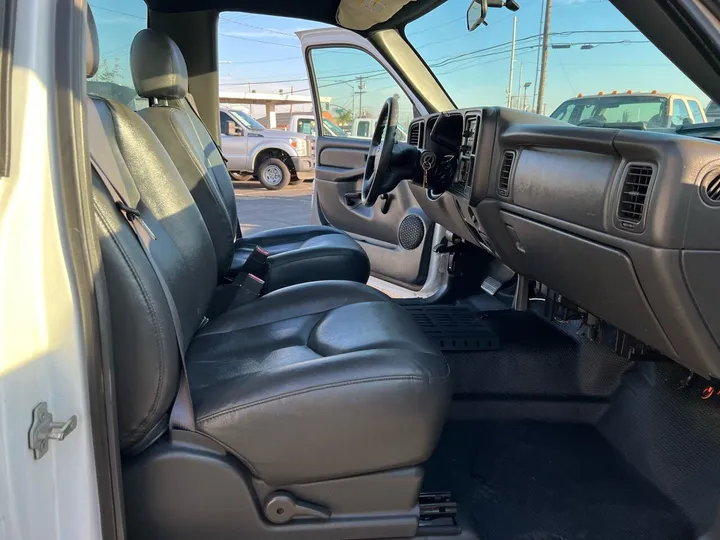 White, 2005 Chevrolet Silverado 2500HD Image 20