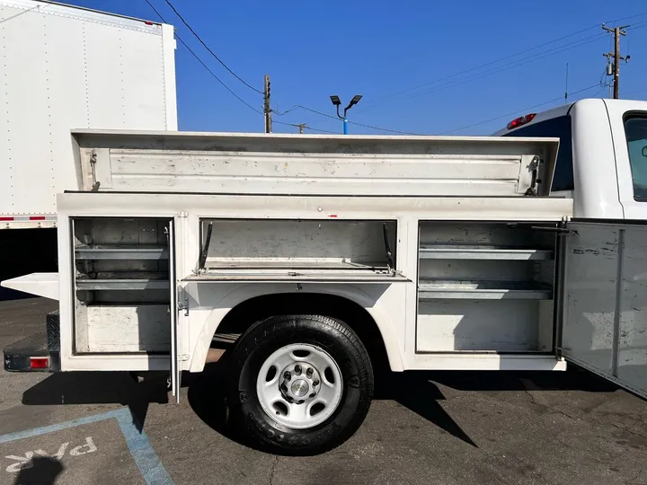 White, 2009 Chevrolet Silverado 2500HD Image 7