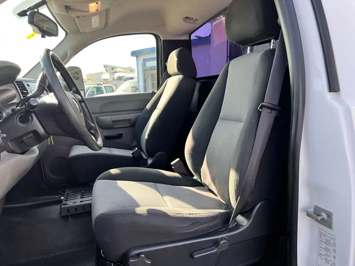 White, 2009 Chevrolet Silverado 2500HD Image 20