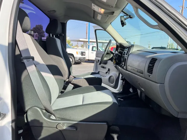 White, 2009 Chevrolet Silverado 2500HD Image 25