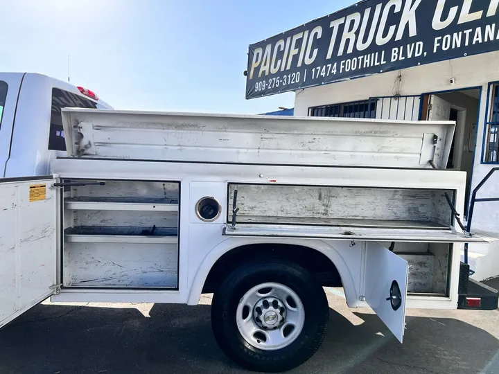 White, 2009 Chevrolet Silverado 2500HD Image 16