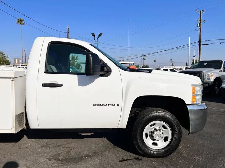 White, 2009 Chevrolet Silverado 2500HD Image 5