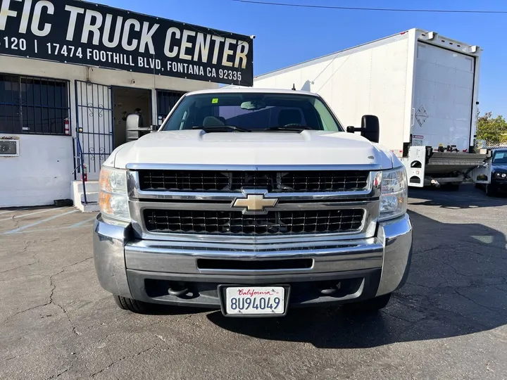 White, 2009 Chevrolet Silverado 2500HD Image 2