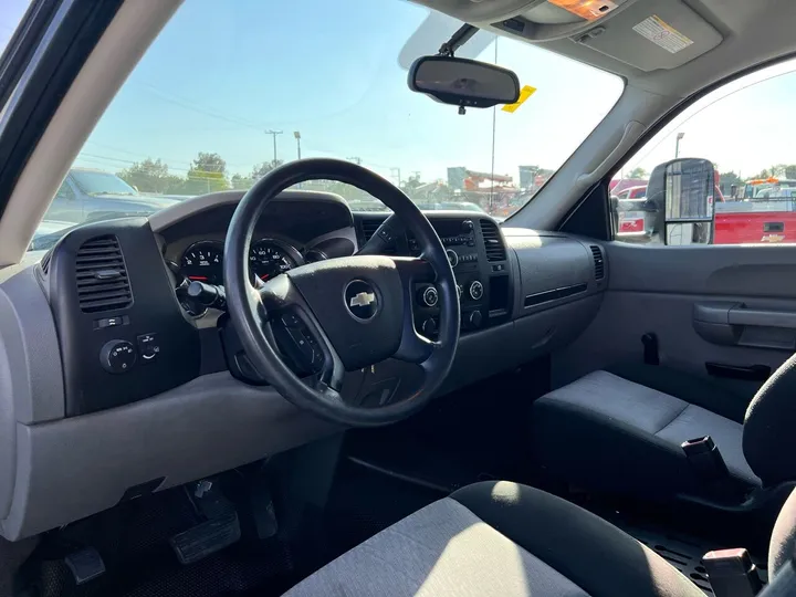 White, 2009 Chevrolet Silverado 2500HD Image 18