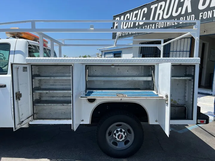 White, 2008 GMC Sierra 2500HD Image 13