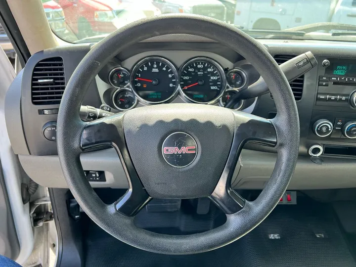 White, 2008 GMC Sierra 2500HD Image 19