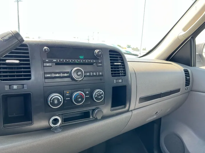 White, 2008 GMC Sierra 2500HD Image 20