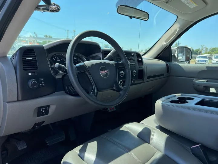 White, 2008 GMC Sierra 2500HD Image 15