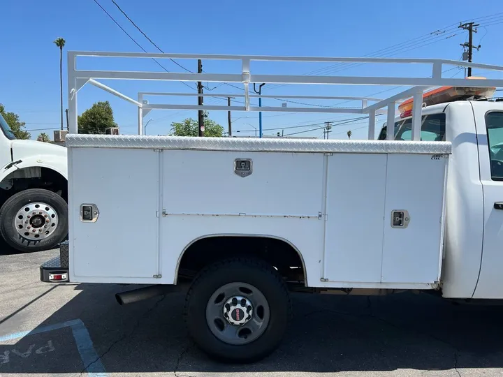 White, 2008 GMC Sierra 2500HD Image 6