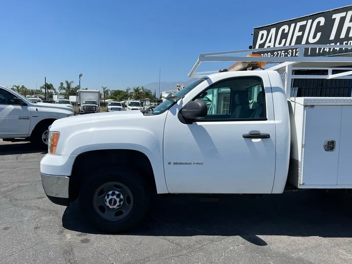 White, 2008 GMC Sierra 2500HD Image 14