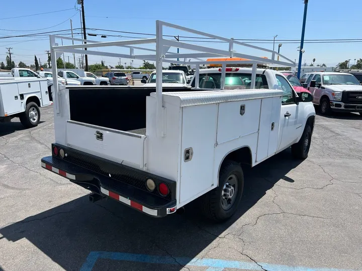 White, 2008 GMC Sierra 2500HD Image 8