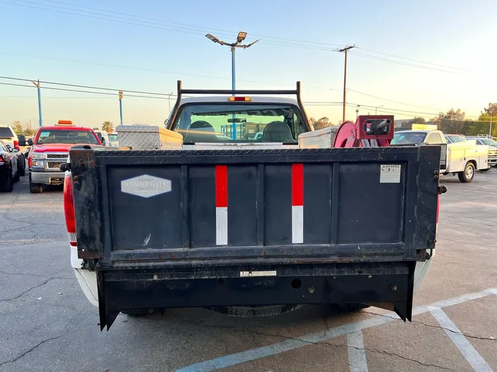 White, 2006 Ford F-250 Super Duty Image 6