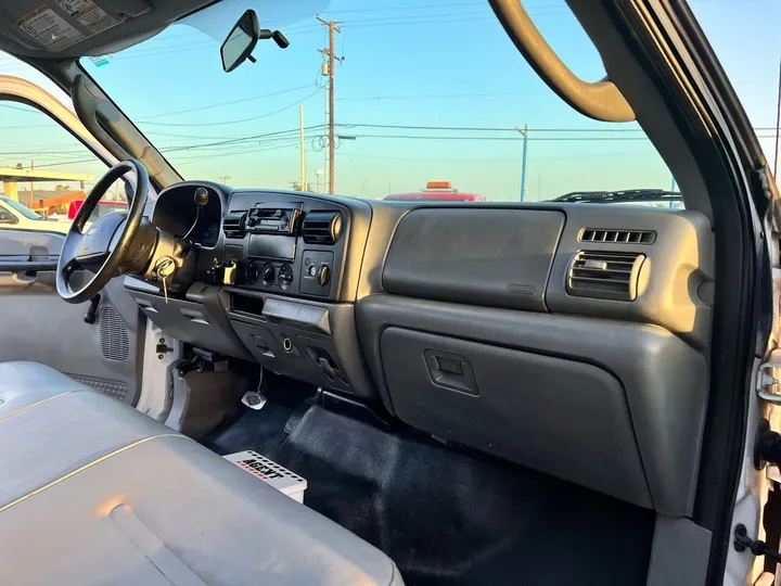 White, 2006 Ford F-250 Super Duty Image 16