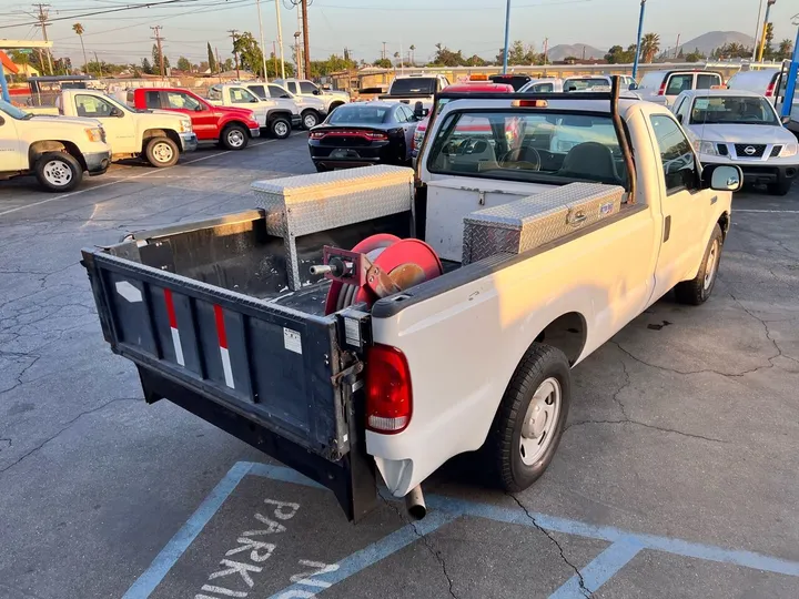 White, 2006 Ford F-250 Super Duty Image 5