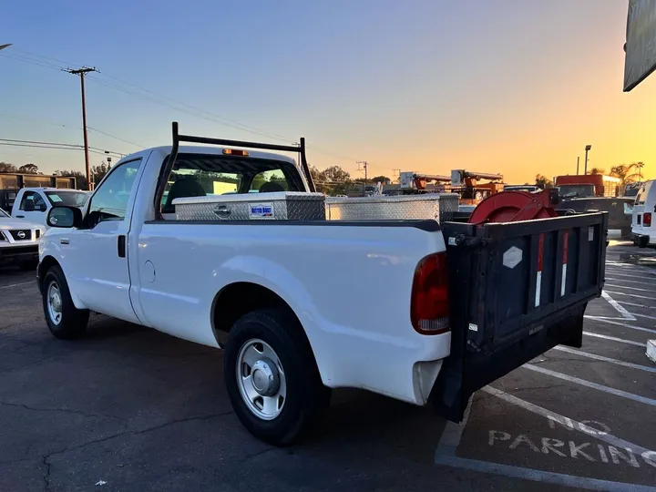 White, 2006 Ford F-250 Super Duty Image 9