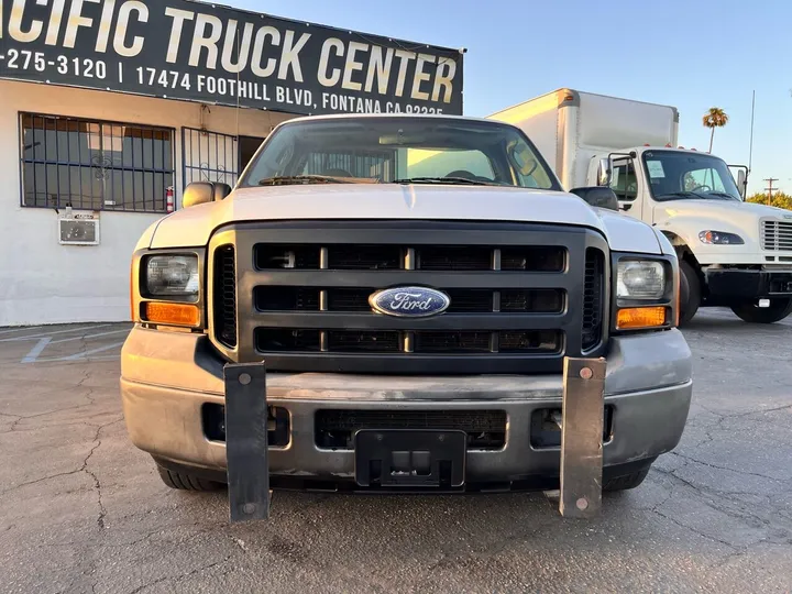 White, 2006 Ford F-250 Super Duty Image 2