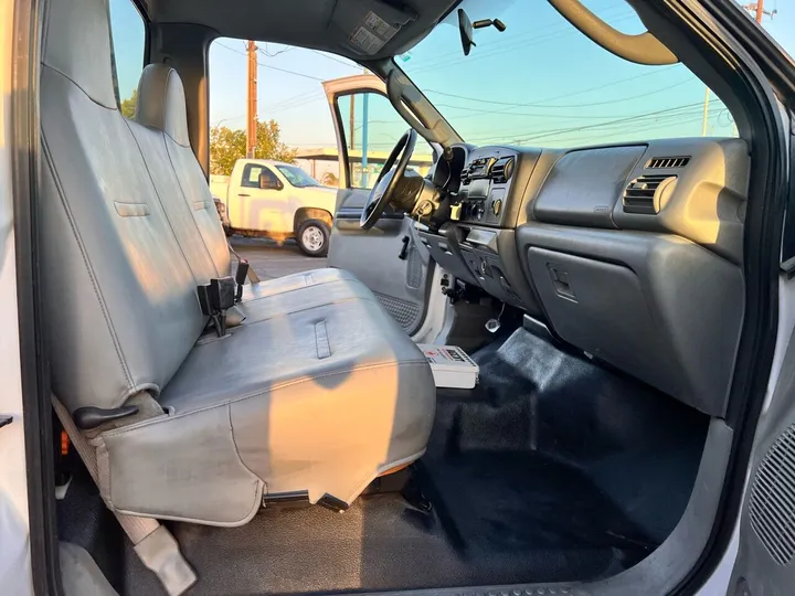 White, 2006 Ford F-250 Super Duty Image 17