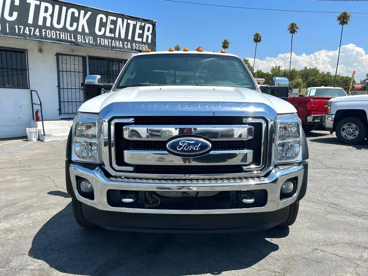 White, 2011 Ford F-450 Super Duty Image 4