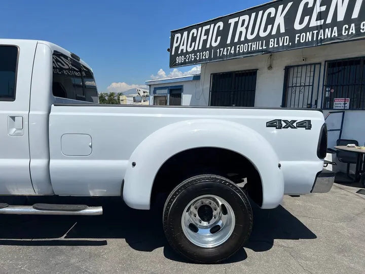 White, 2011 Ford F-450 Super Duty Image 15