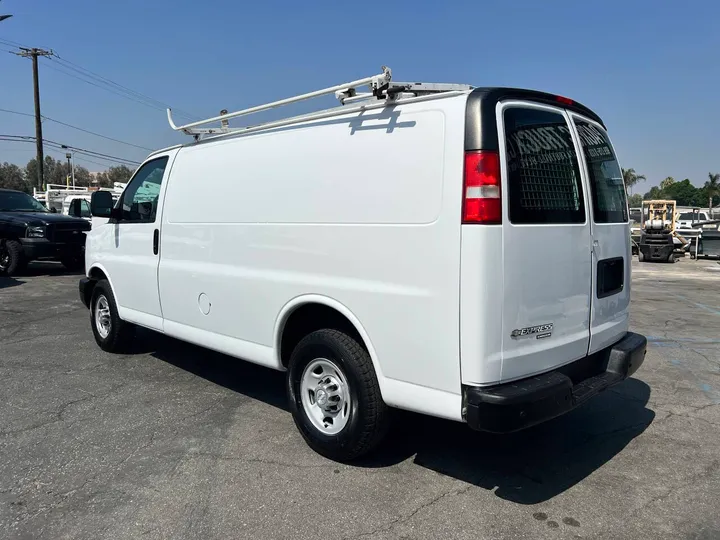 White, 2015 Chevrolet Express Image 15
