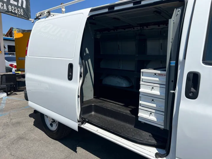 White, 2015 Chevrolet Express Image 5