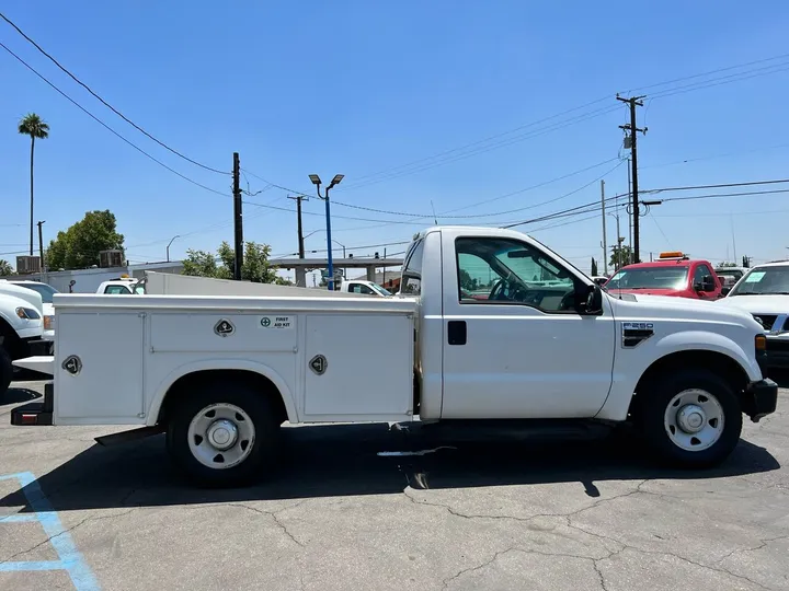 White, 2008 Ford F-250 Super Duty Image 4