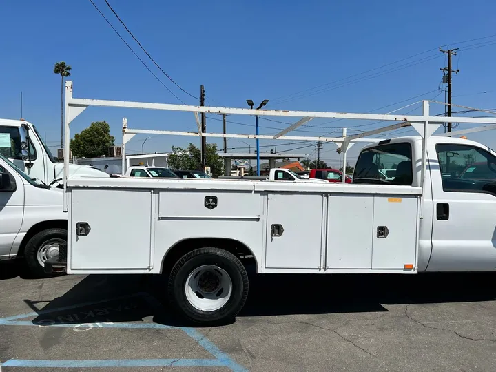 White, 2001 Ford F-350 Super Duty Image 6