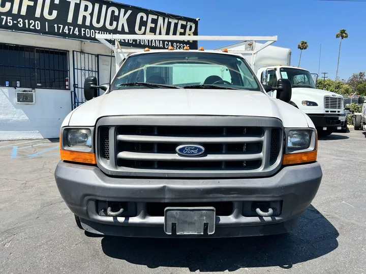 White, 2001 Ford F-350 Super Duty Image 2