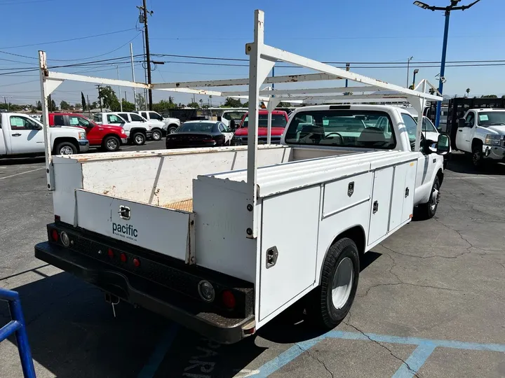 White, 2001 Ford F-350 Super Duty Image 11