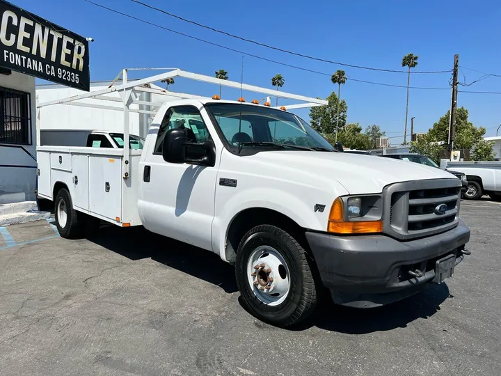 White, 2001 Ford F-350 Super Duty Image 3