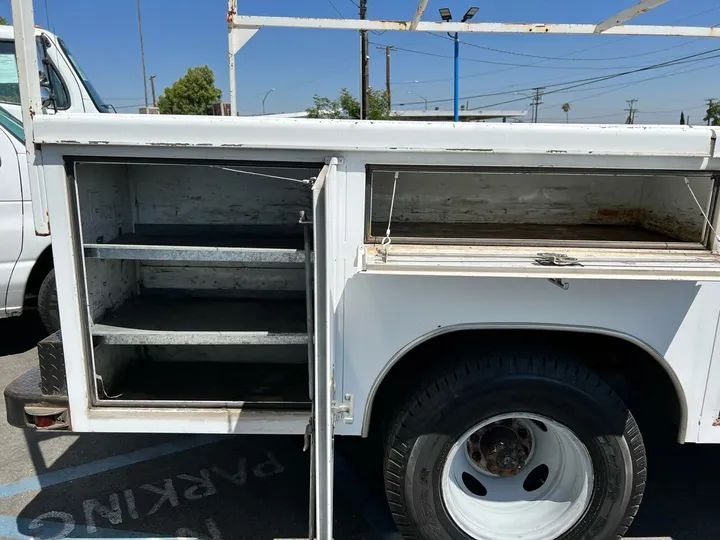 White, 2001 Ford F-350 Super Duty Image 8