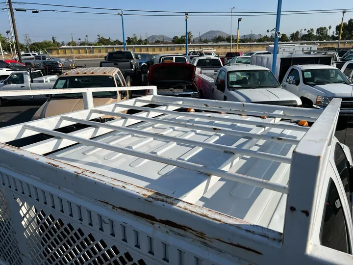 White, 2015 Ford F-550 Super Duty Image 20