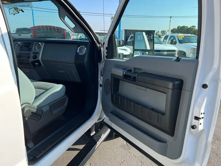 White, 2015 Ford F-550 Super Duty Image 35