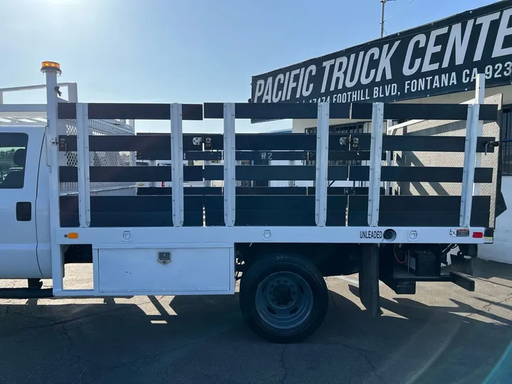 White, 2015 Ford F-550 Super Duty Image 9